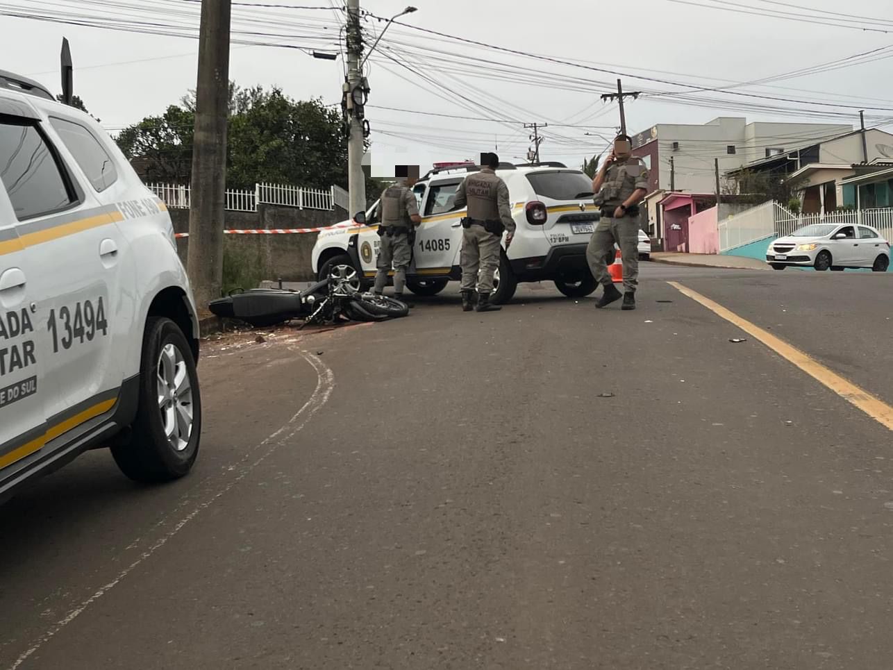 Motociclista morre em grave acidente de trânsito em Erechim. Um grave acidente de trânsito ocorreu pouco antes das 7h desta quinta-feira