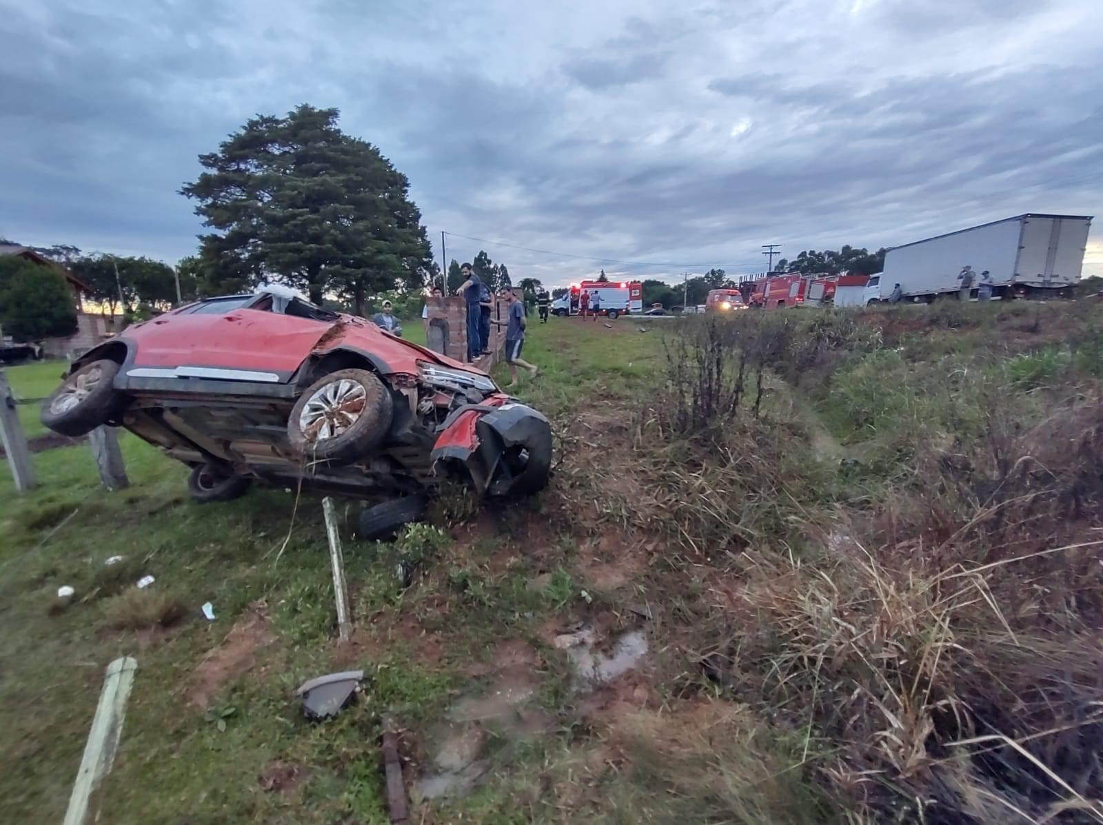 Capotamento deixa duas pessoas feridas. Saída de pista, seguida de capotamento, na RSC-153, entre Barros Cassal e Gramado Xavier.