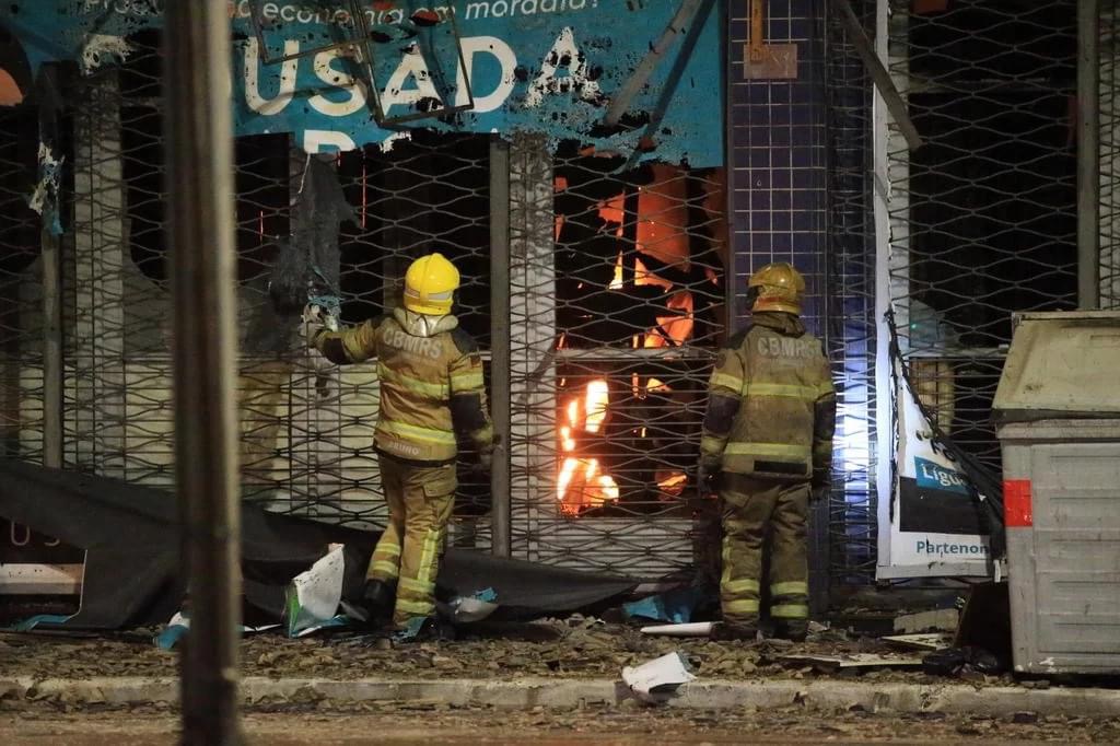 Incêndio deixa 10 mortos em Porto Alegre. Pelo menos 10 pessoas morreram em incêndio que atingiu uma pousada