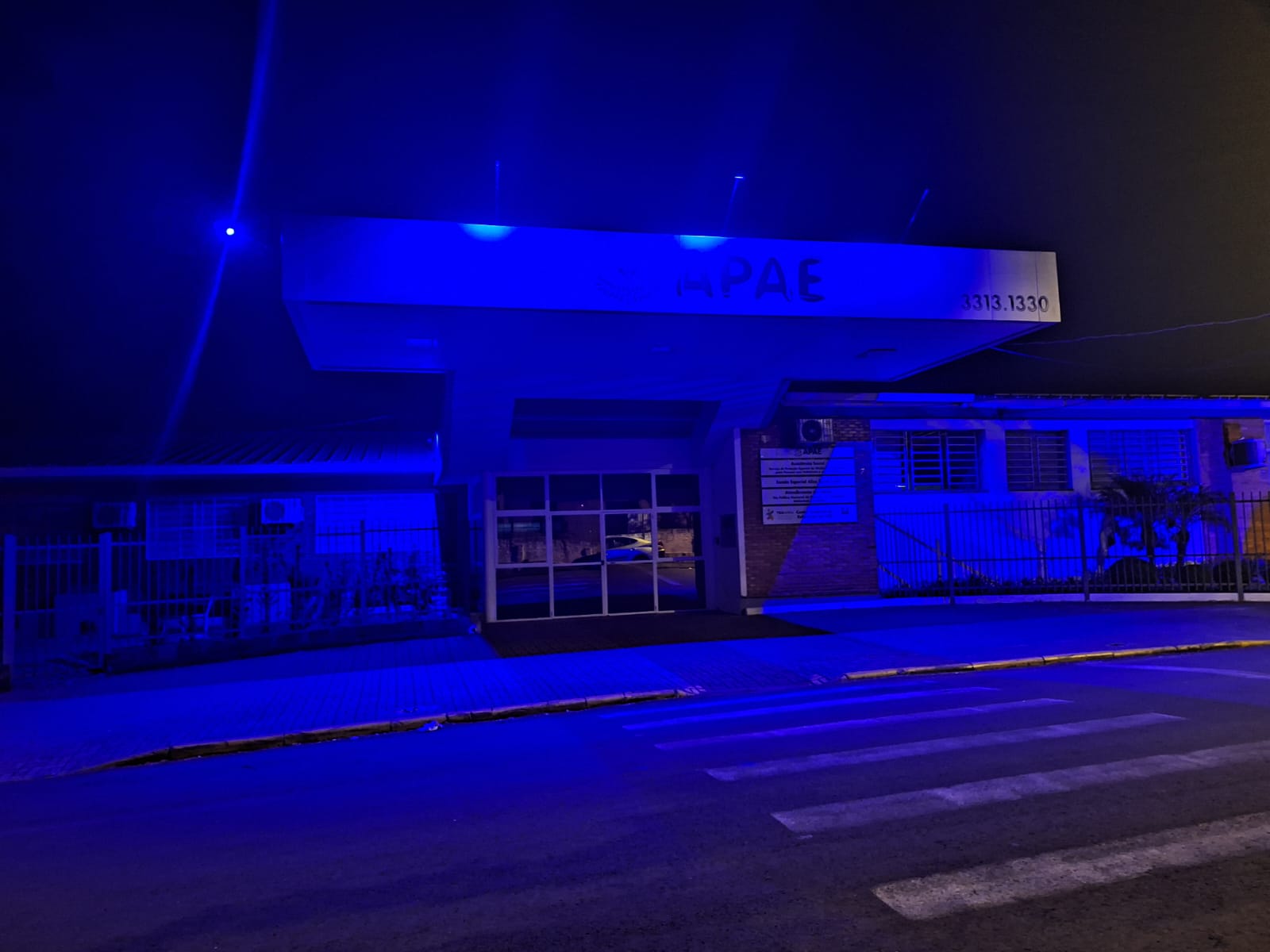 APAE é iluminada de azul em alusão à campanha de conscientização sobre o autismo. Instituição é Centro Regional de Referência.