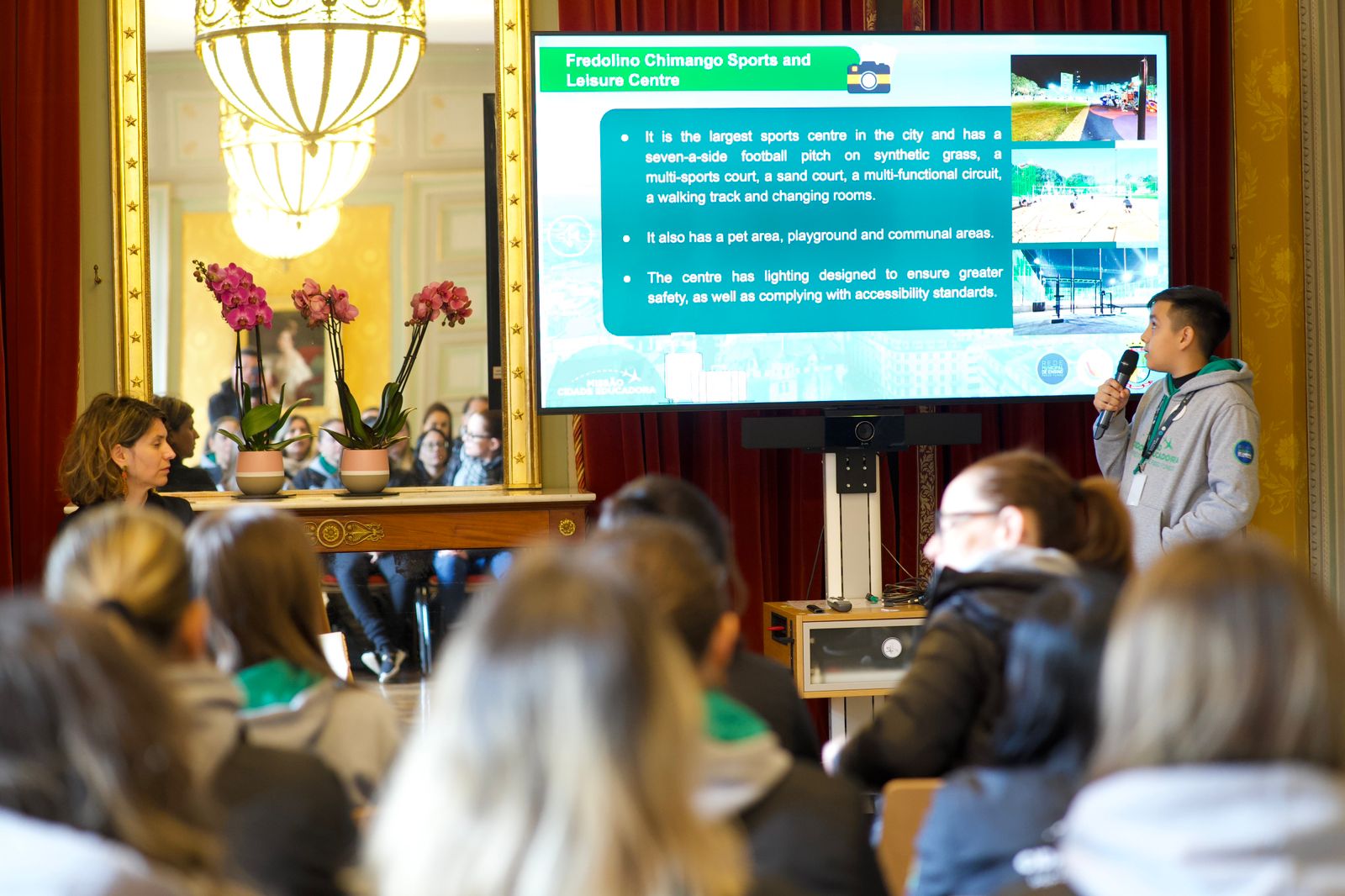 Alunos embaixadores apresentam projetos de Passo Fundo na Prefeitura de Genebra durante a Missão Suíça, cidade educadora.
