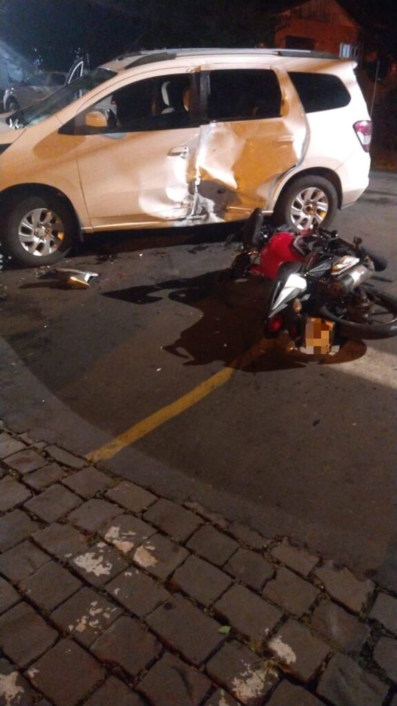 Motoboy fica ferido após ter a frente cortada na vila Rodrigues em Passo Fundo. Na noite deste domingo (07), por volta das 20h.
