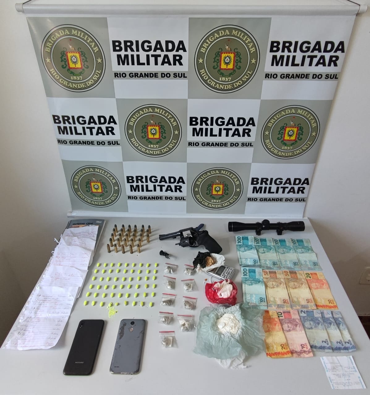 Patrulha Rural prende homem com arma e drogas em Casca. A Brigada Militar prendeu um homem de 31 anos por tráfico de drogas