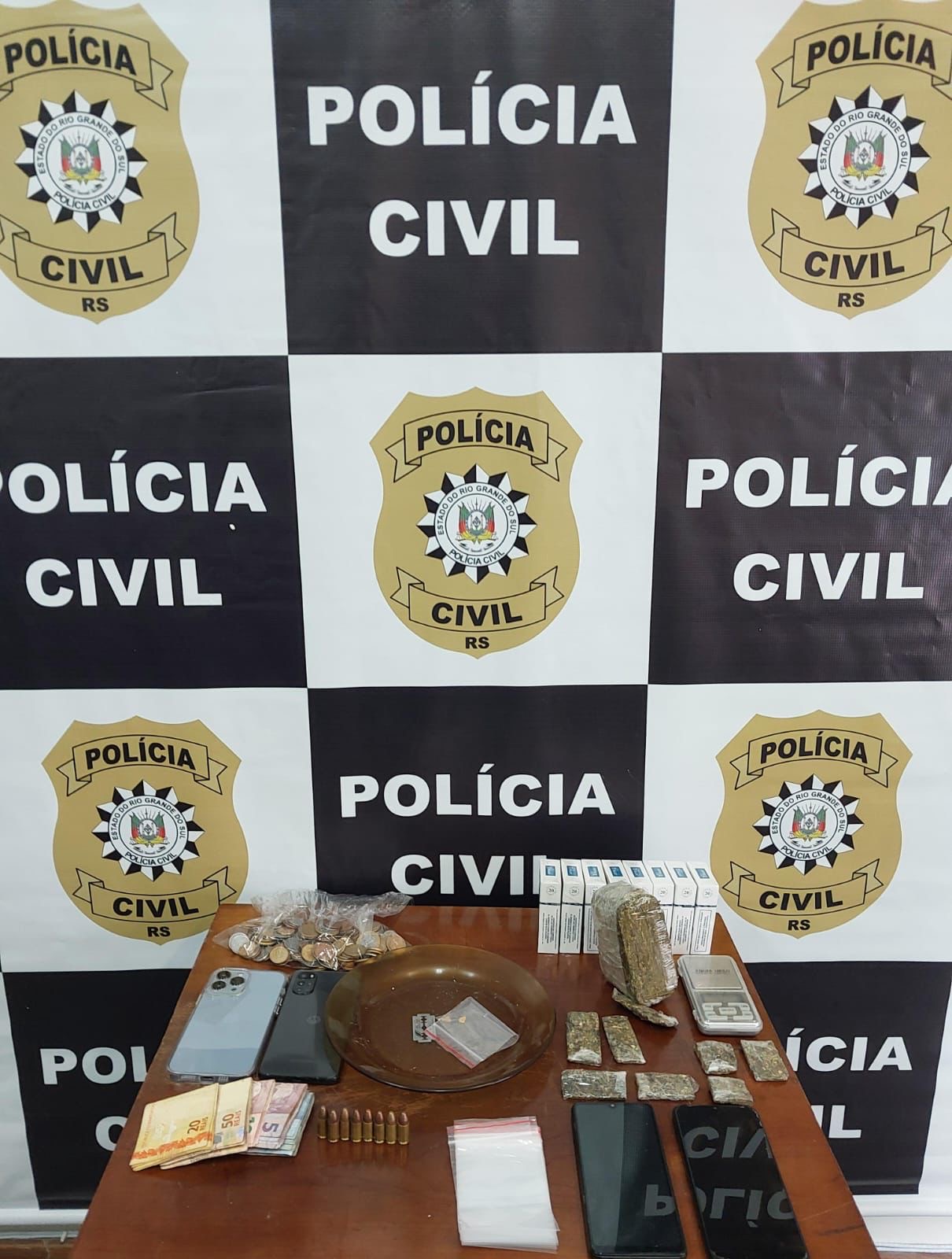 Três são presos por associação ao tráfico de drogas. Na manhã desta sexta-feira 26, através da Polícia Civil