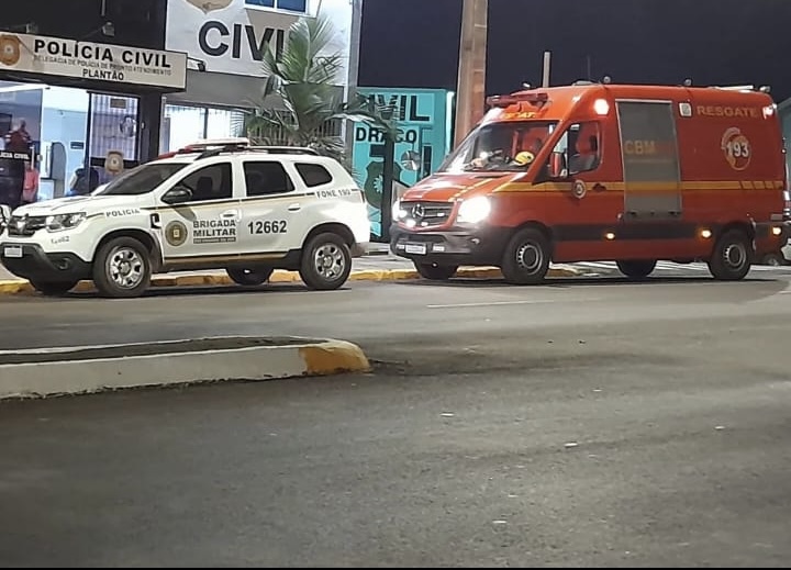 Filho esfaqueia pai pelas costas em Carazinho. O fato aconteceu na noite deste sábado (20), no bairro Cantares.