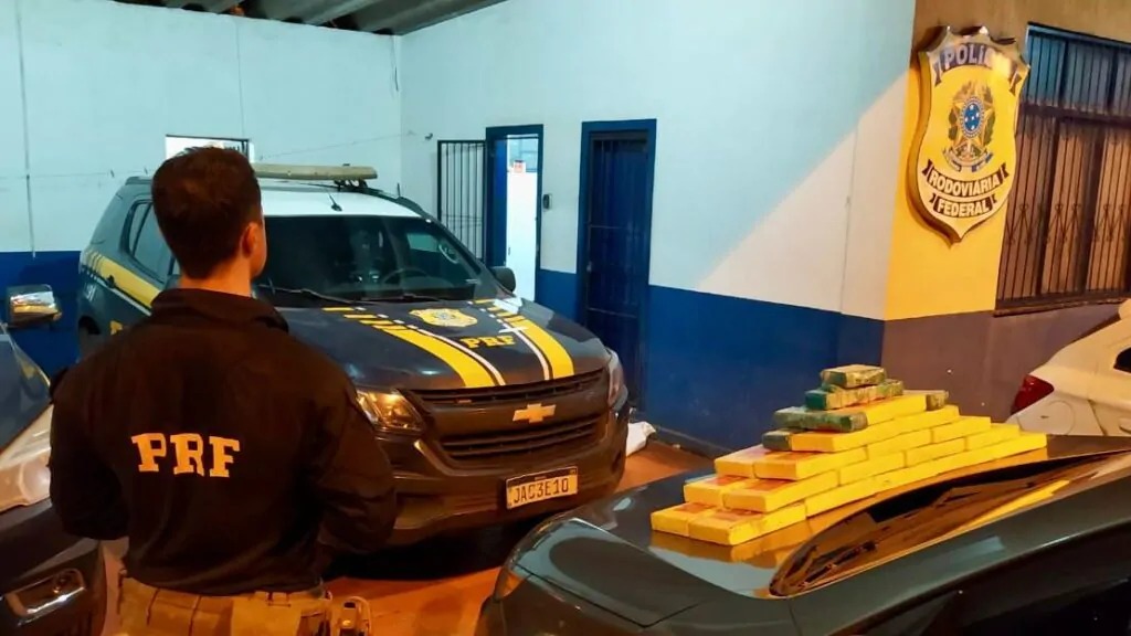Na noite desta quinta-feira (18), a Polícia Rodoviária Federal PRF prende paraguaio com cocaína numa Sorento com placas do Paraguai.