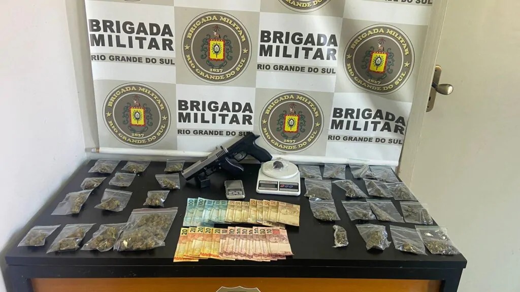 Na tarde de sexta-feira (19), A Brigada Militar, através do 3ºBPChq prende indivíduo de 23 anos por tráfico de drogas