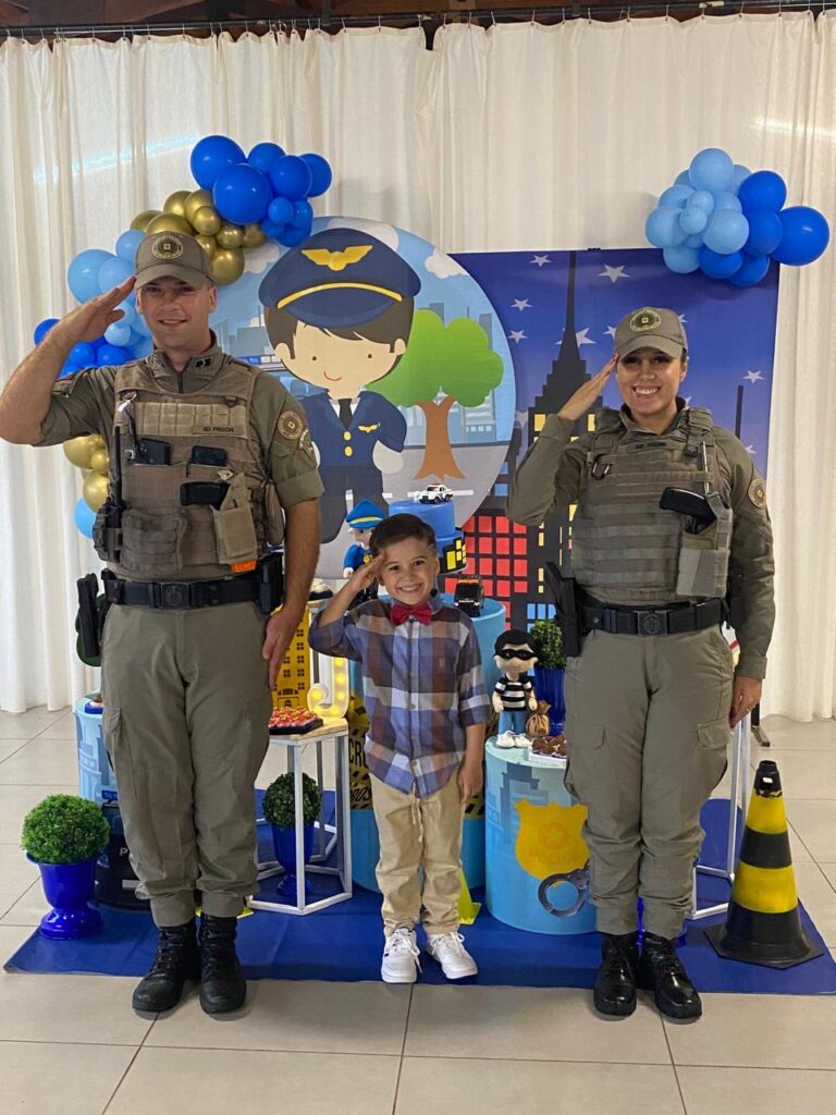 3ºRPMon realiza surpresa para menino no dia do seu aniversário. Sua mãe solicitou, pois o menino é admirador da Brigada Militar.