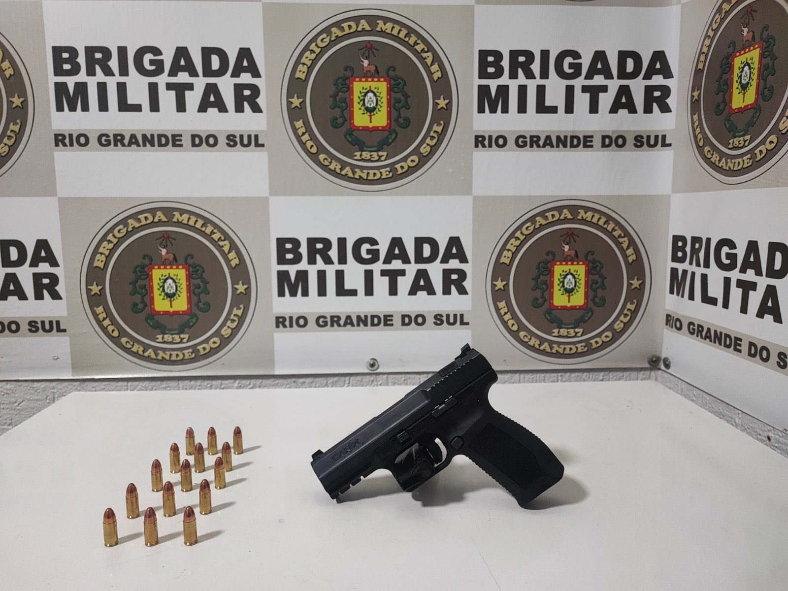 Dois são presos pela Brigada Militar, através do 5° Pelotão e uma equipe da Patrulha Rural, armados e com veículo furtado