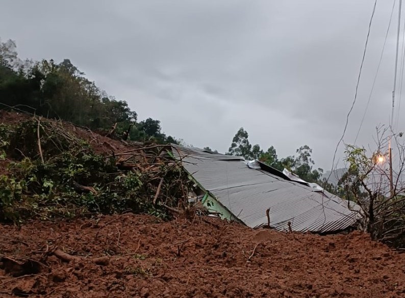 O município foi duramente afetado pelas fortes chuvas desta semana e cerca de 15 pessoas foram soterradas em Roca Sales.