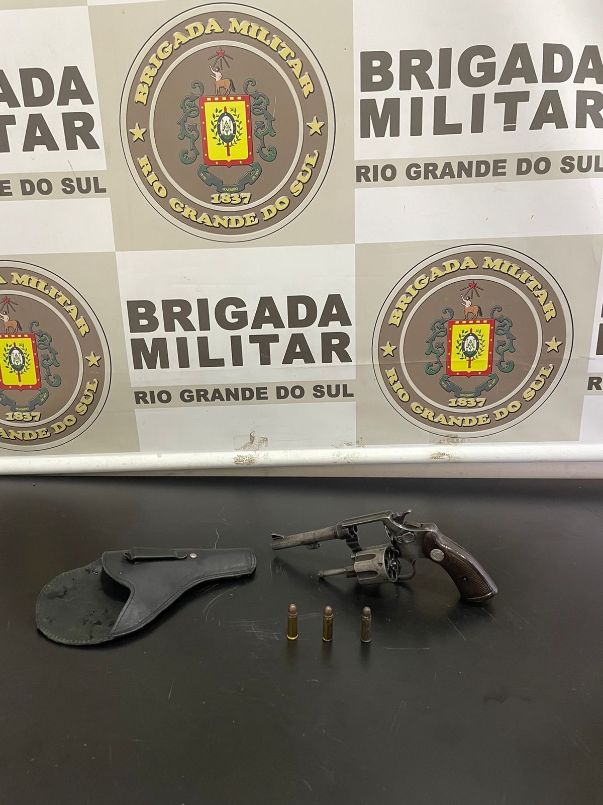 Brigada Militar através do 3°RPMon prende homem com arma de fogoð¨No sábado (4/5), ao meio dia, na Rua Antônio Nazari