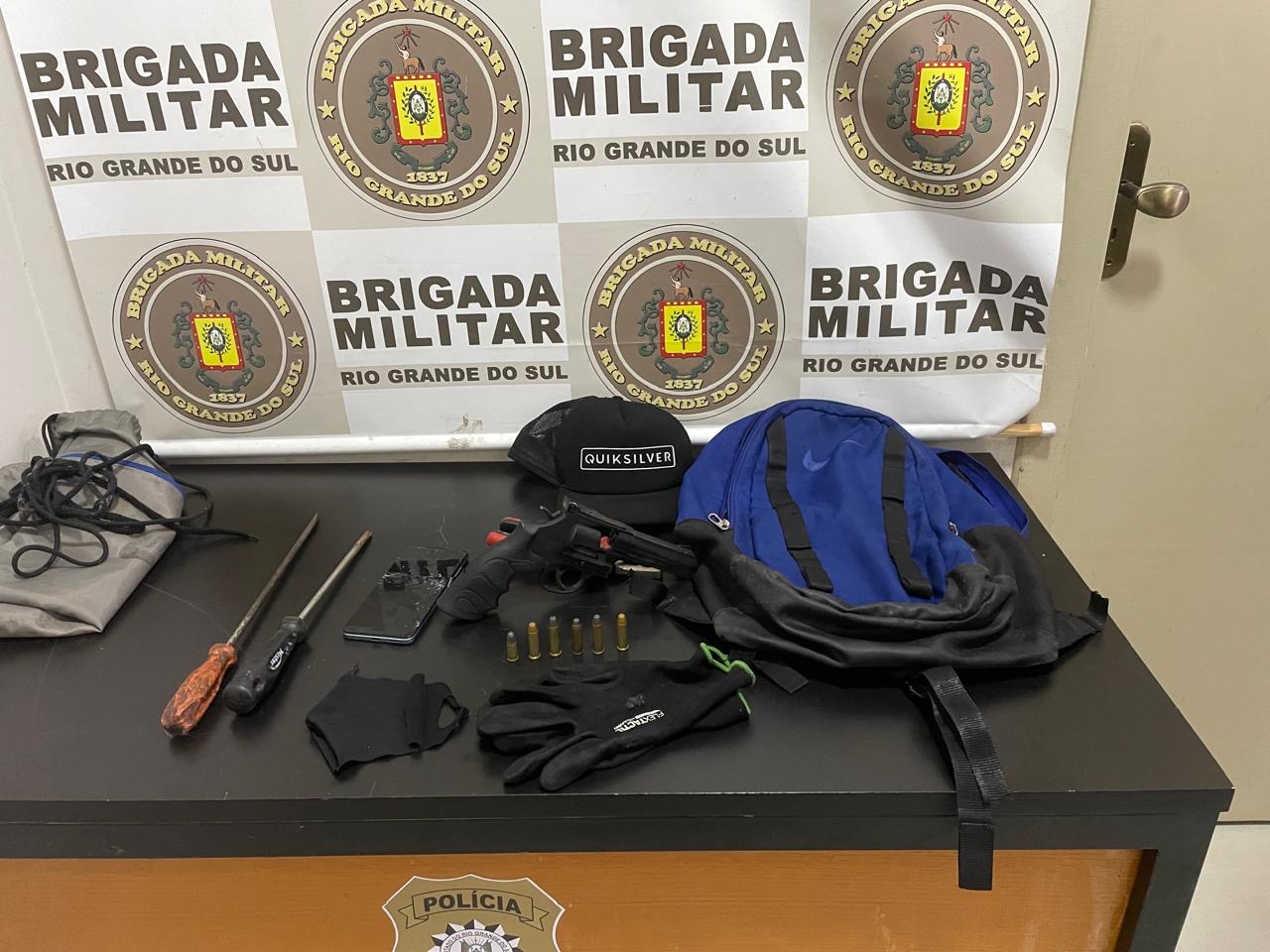 Brigada Militar através do 3°RPMon prende trio por porte ilegal de arma de fogo receptação de veículo e foragido da justiça em Passo Fundo.