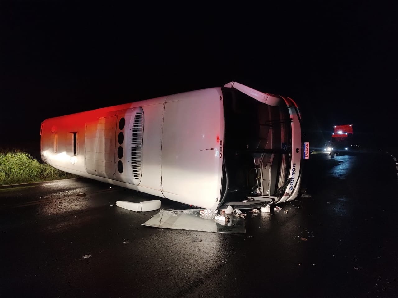 Ônibus capota na ERS-135, em Getúlio Vargas. Somente o condutor estava no veículo, ele sofreu ferimentos leves