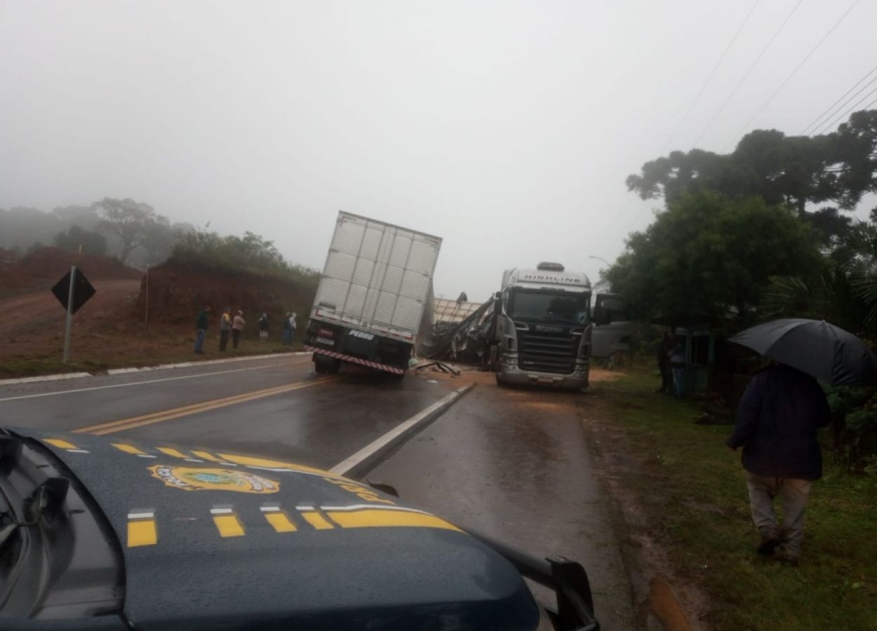 Grave acidente envolvendo dois caminhões e um ônibus escolar deixa uma pessoa morta na BR-285 em Muitos Capões.