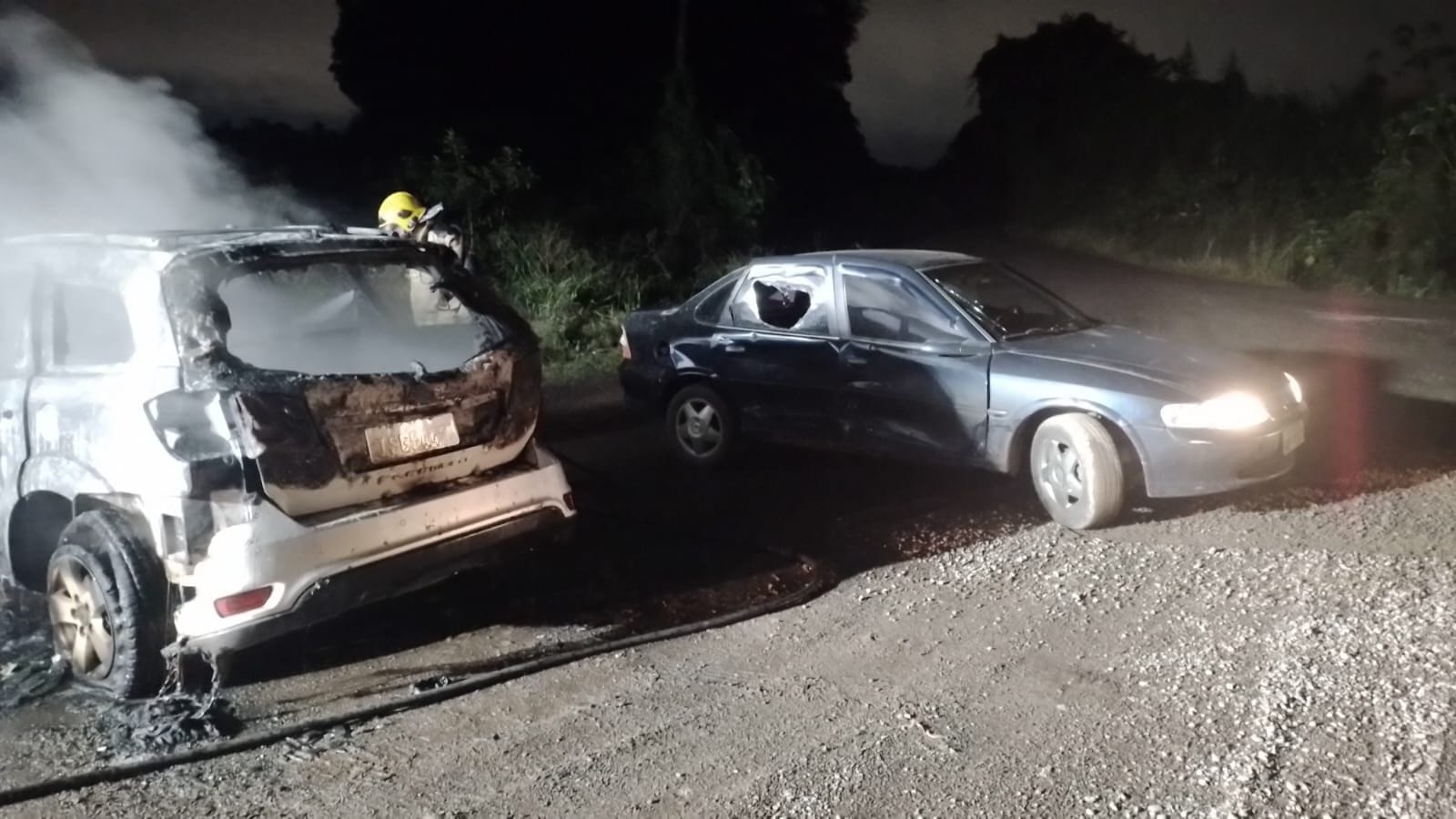 Colisão e veículo pega fogo, em Passo Fundo. O caso ocorreu na ERS-135, Perimetral Leste, próximo ao CD das Farmácias São João.