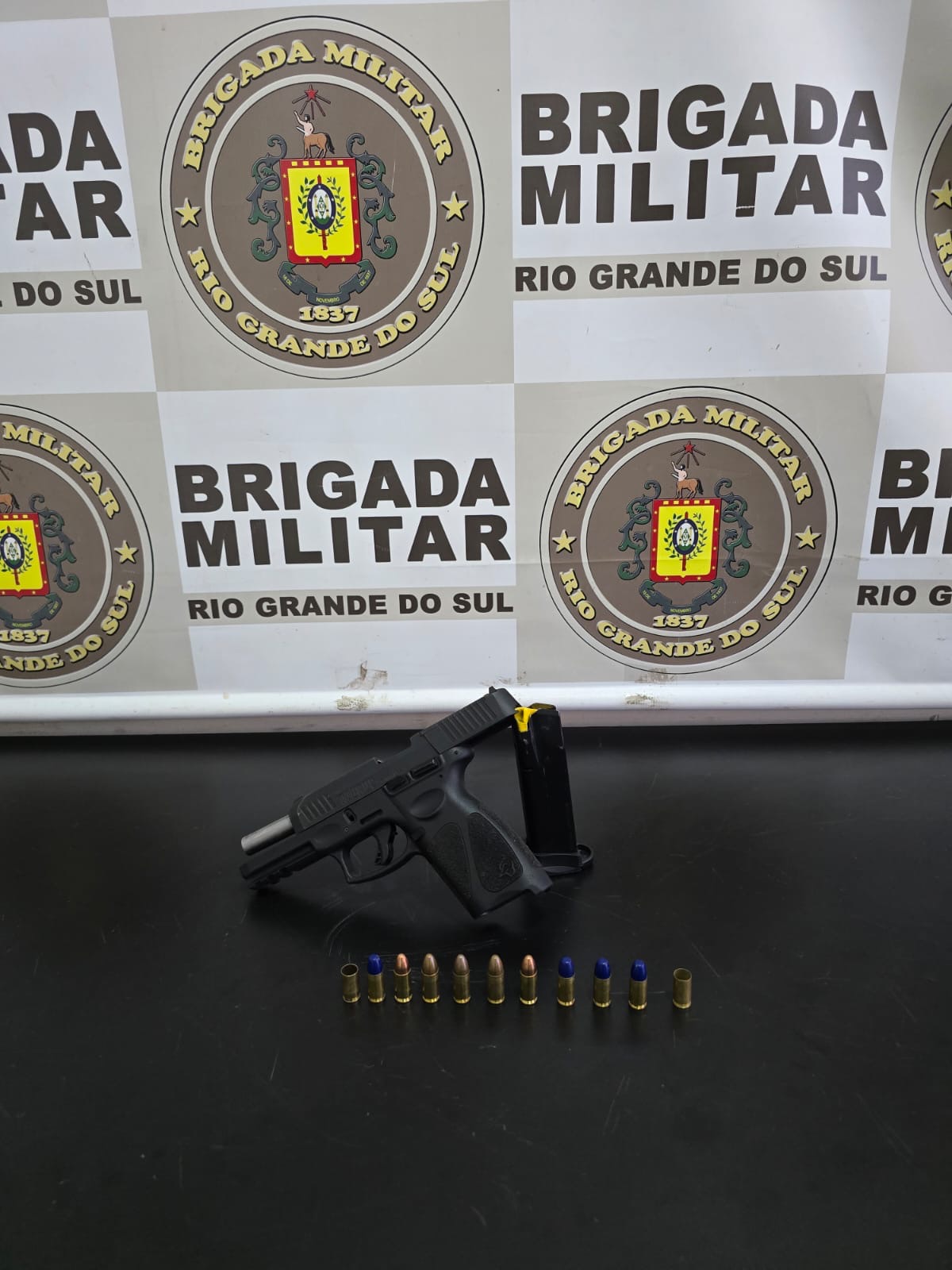 Brigada Militar através do 3°RPMon prende mulher por porte ilegal de arma de fogo em Passo Fundo. A mulher foi apresentada na delegacia.