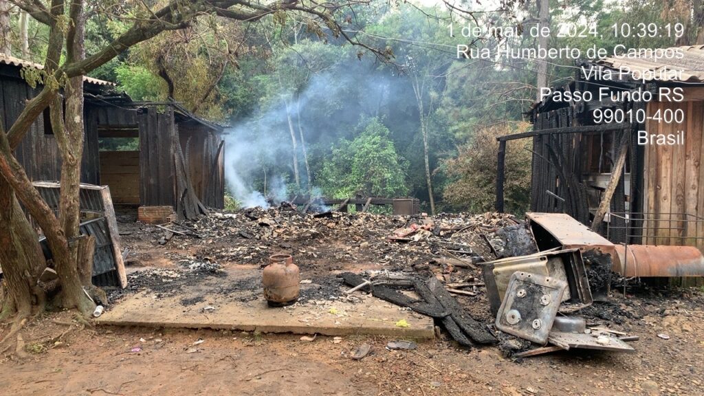 Prefeitura auxilia famílias indígenas atingidas por incêndio em Passo Fundo. Residências foram destruídas na aldeia indígena.