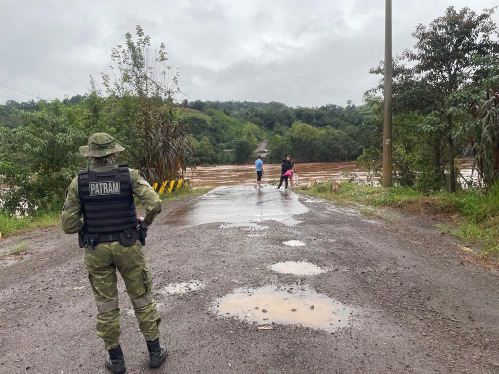 Brigada Militar segue auxiliando os gaúchos atingidos pelas fortes chuvas no norte do Estado.