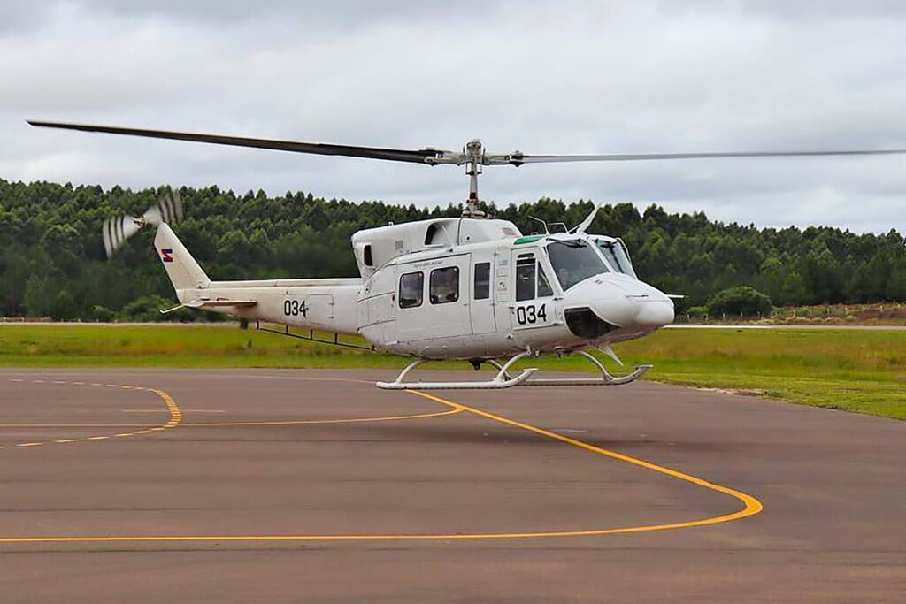 Uruguai envia helicóptero para as enchentes no Rio Grande do Sul, e desloca nesse momento um helicóptero Bell 212.