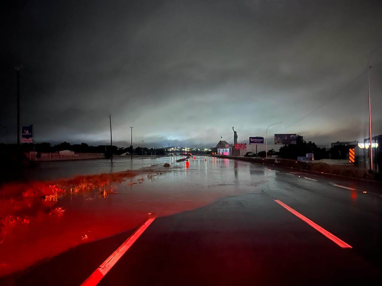 Água invade ponte seca em Lajeado, principal ponte da cidade e liga o interior até a capital. Outros pontos da rodovia também tem bloqueios