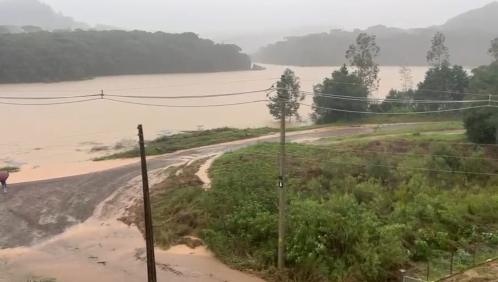 Devido às fortes chuvas que causaram mortes e estragos em diversas cidades do Rio Grande do Sul, mortes por deslizamentos.