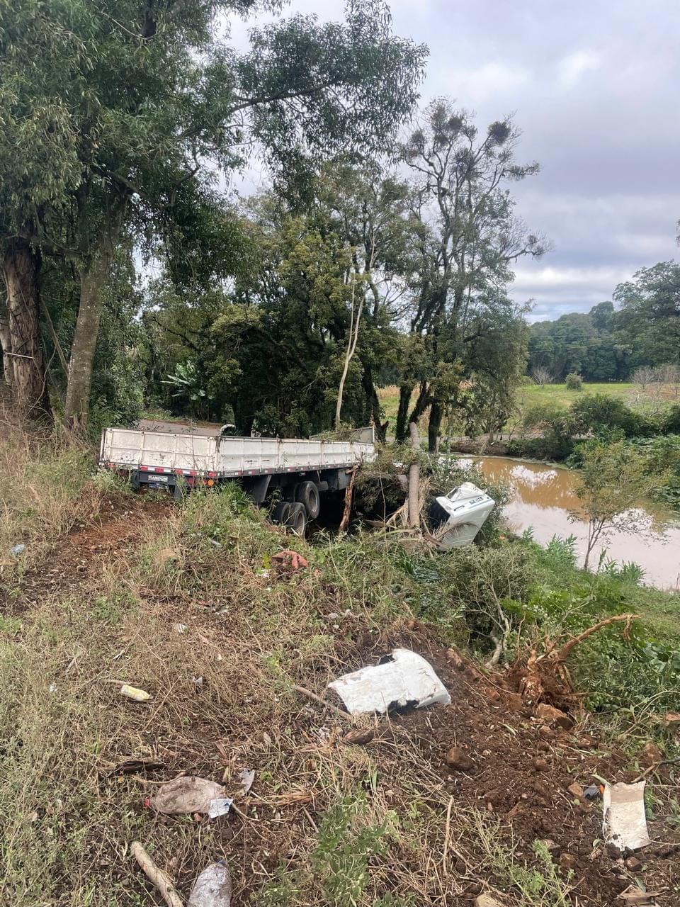 O Corpo de Bombeiros de Marau atendeu ocorrência de trânsito do tipo saída de pista, na ERS 324, Km 208, em São Luiz da Mortandade.