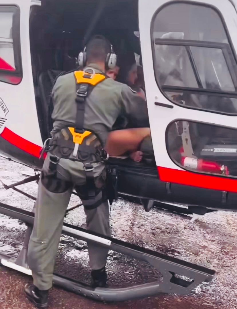 O Governo de São Paulo reforçou ajuda para o RS, uma equipe de salvamento aéreo da Polícia Militar, helicóptero Águia 12 da PM, já operando