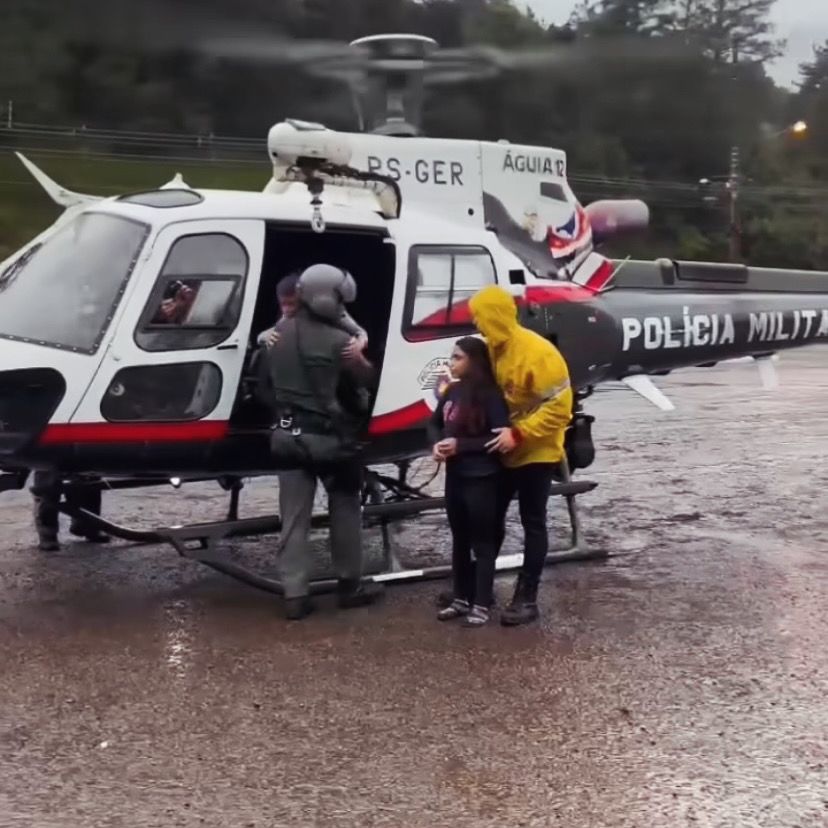 O Governo de São Paulo reforçou ajuda para o RS, uma equipe de salvamento aéreo da Polícia Militar, helicóptero Águia 12 da PM, já operando