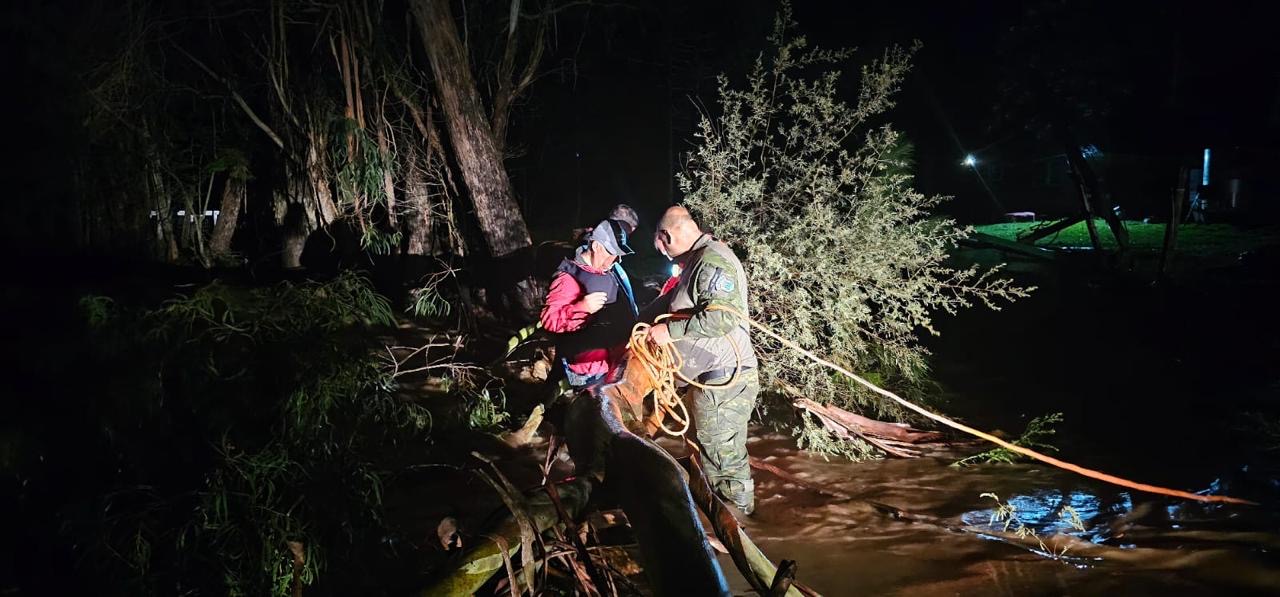 Equipes resgatam 8 pessoas no interior de Passo Fundo. As equipes estão unidas e mobilizaras para resgatar pessoas ilhadas. 