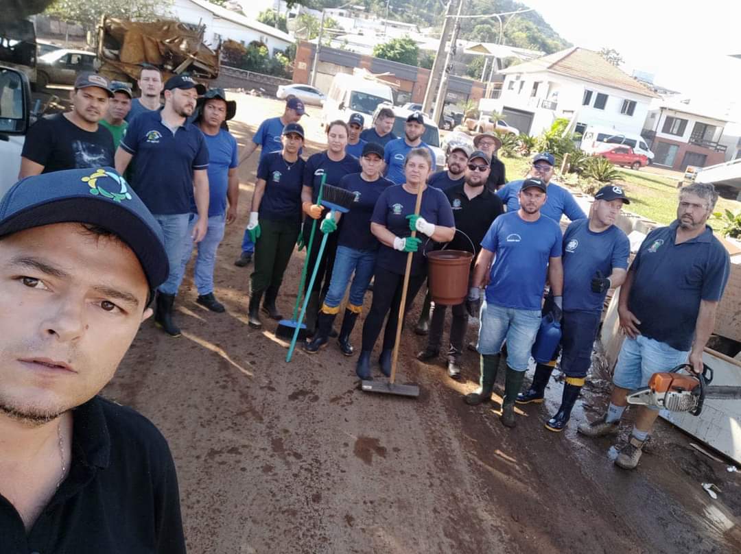 O Município de Tio Hugo enviou uma força tarefa para auxiliar na limpeza do município gaúcho de Muçum, no Vale do Taquari