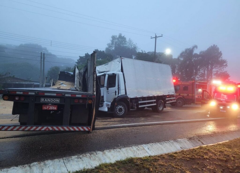 Grave acidente envolvendo dois caminhões e um ônibus escolar deixa uma pessoa morta na BR-285 em Muitos Capões.