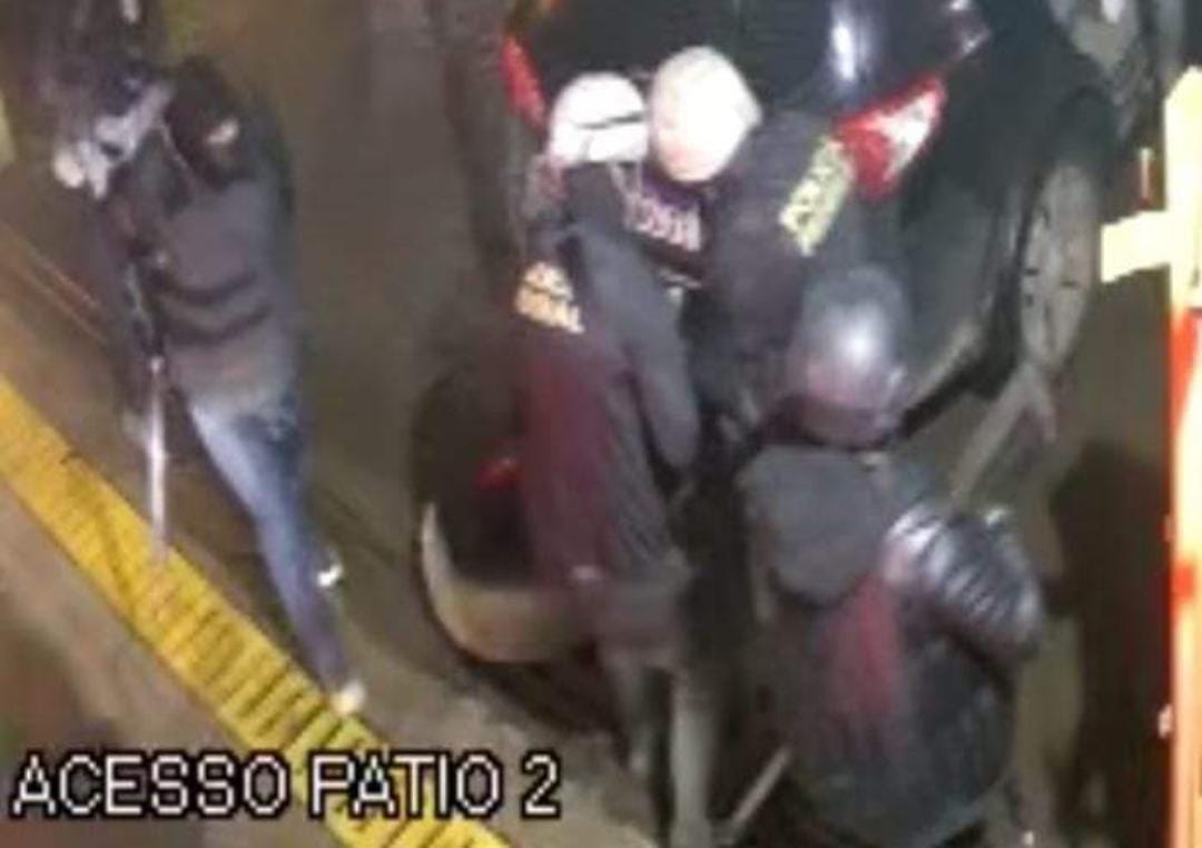 Dois morrem após tentativa de assalto no Aeroporto de Caxias do Sul, um dos mortos é policial. Houve intensa troca de tiros com os bandidos. 