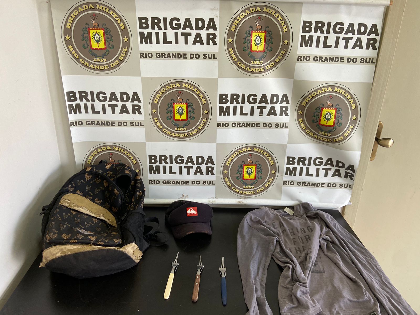 Brigada Militar através do 3°RPMon prende homem por roubo a estabelecimento comercial no centro de Passo Fundo.