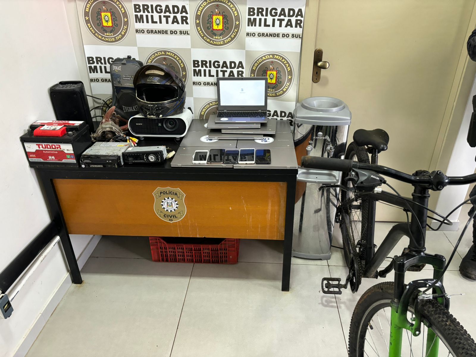 3º Batalhão de Polícia de Choque, realizou a prisão de três indivíduos na sexta-feira, na Rua Timóteo Rodrigues, no bairro Victor Issler