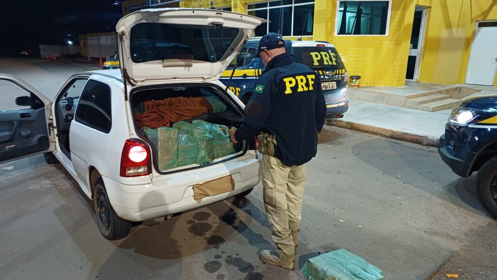 Polícia Rodoviária Federal prendeu o motorista e a passageira de um Gol que transportava uma carga de 595 quilos de maconha.