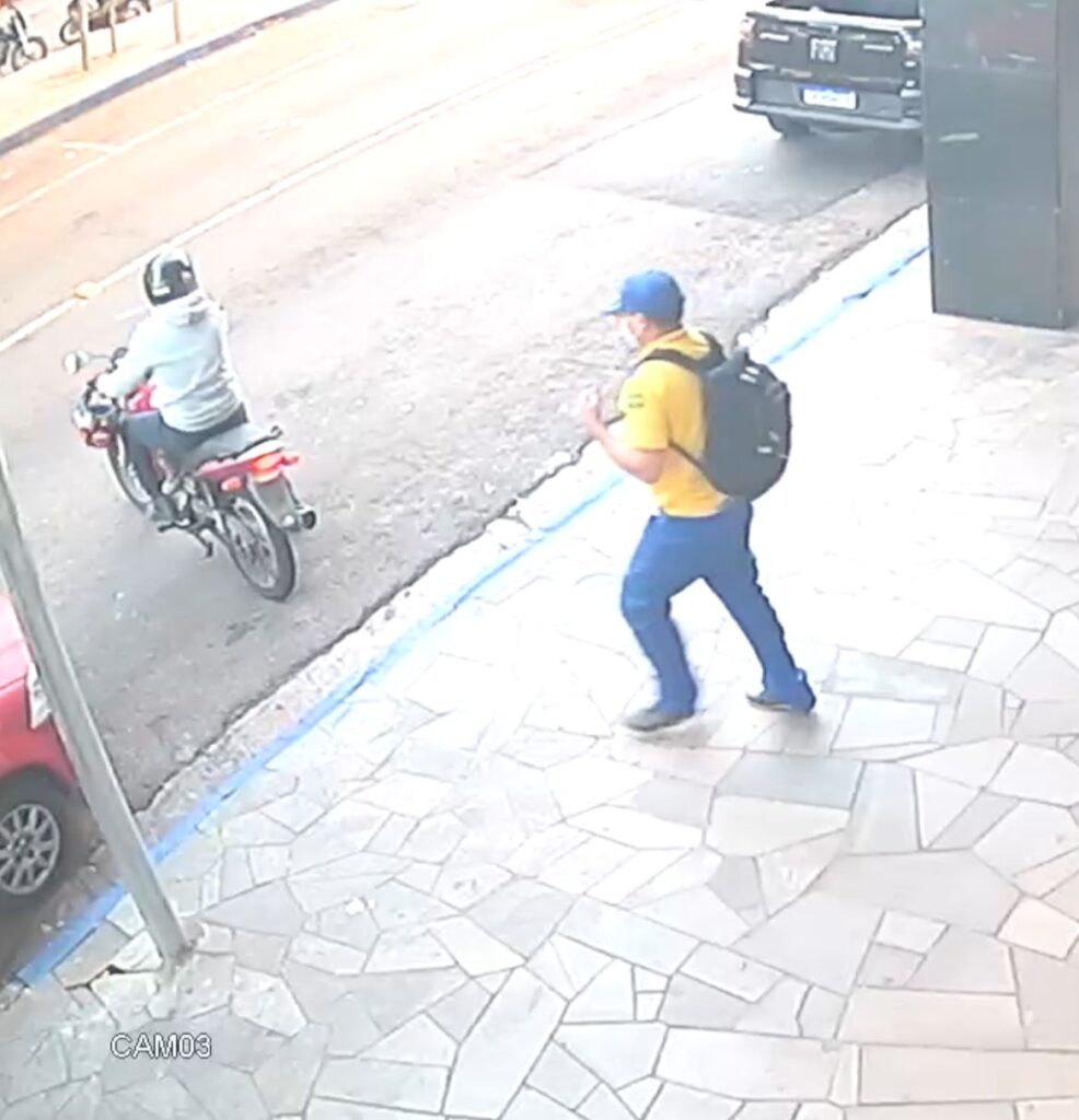 Um homem vestido com uniforme dos Correios assaltou uma joalheria na manhã de hoje, no centro de Passo Fundo.