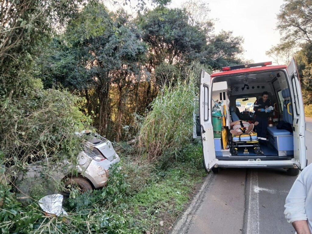 Jovem fica ferido após capotamento na ERS-324 e é socorrido pelo Samu. Na manhã desta quarta-feira, por volta das 7h30.