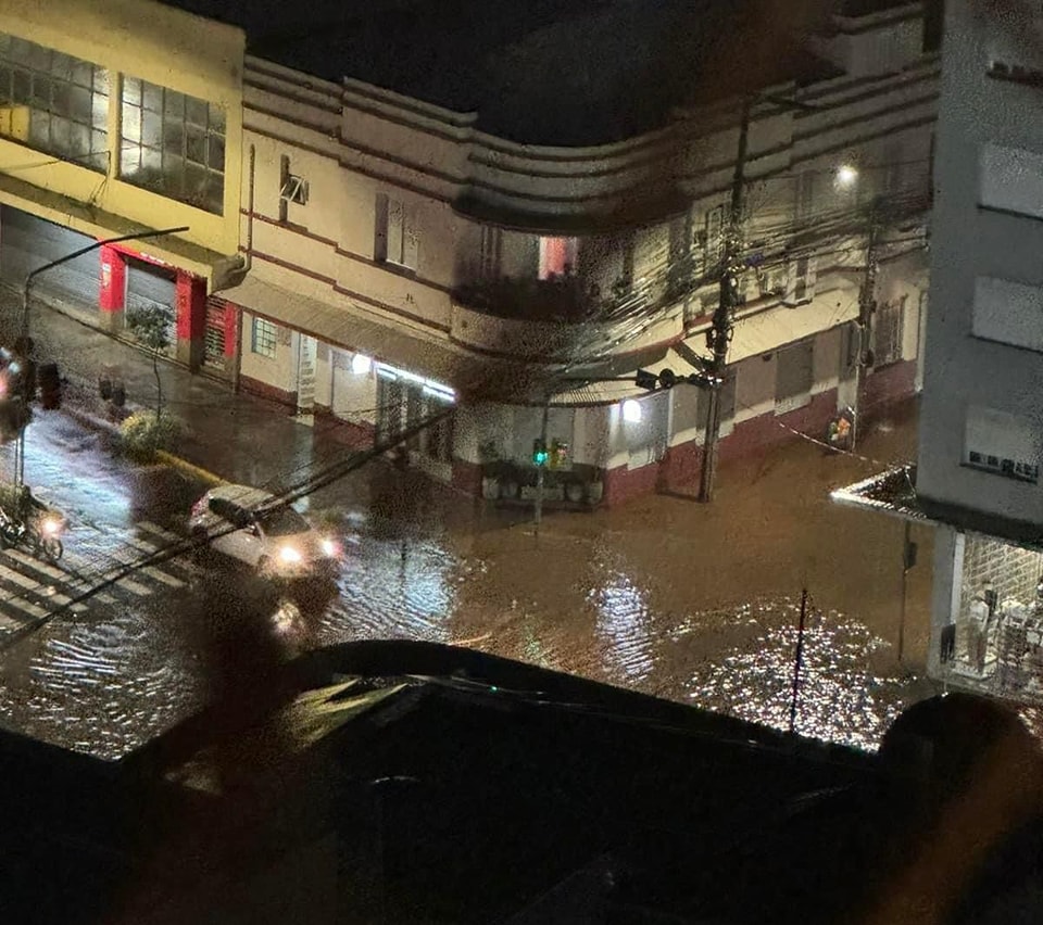 Uma supercélula de tempestade passa neste momento pela Serra Gaúcha, trazendo consigo um cenário alarmante de condições climáticas severas