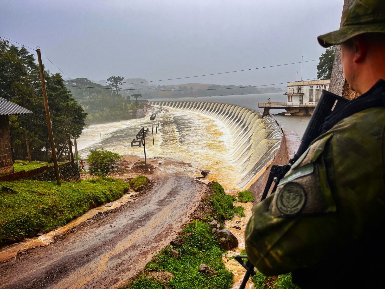 Comando Ambiental segue em alerta e Brigada Militar monitora rios e barragens no interior do estado, principalmente na região da Serra.