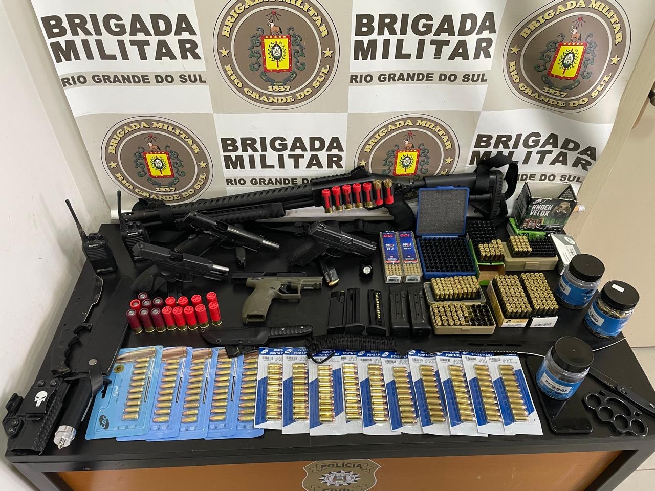 Brigada Militar através do 3°RPMon prende homem com armas mais de 300 munições rádios transmissores e facas.