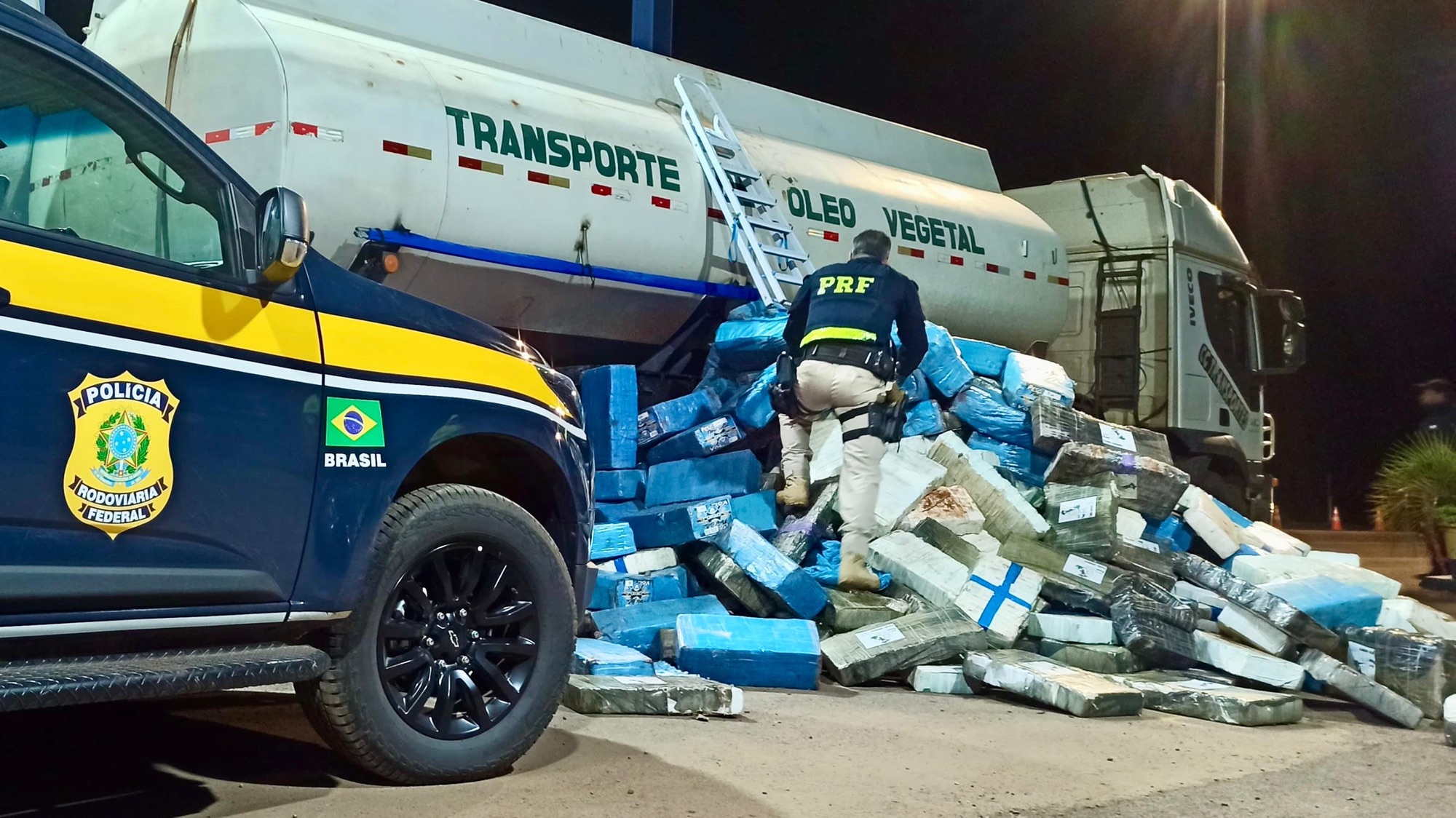 PRF prendeu o motorista e a passageira de uma carreta bitrem que levava uma carga estimada em aproximadamente 5 toneladas de maconha.