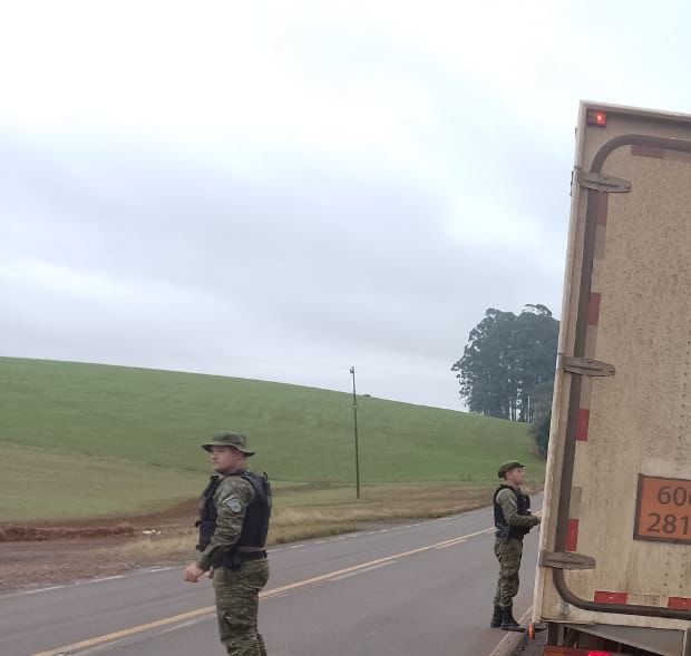 Brigada Militar flagra transporte ilegal de lixo hospitalar na ERS-324, em Ronda Alta.