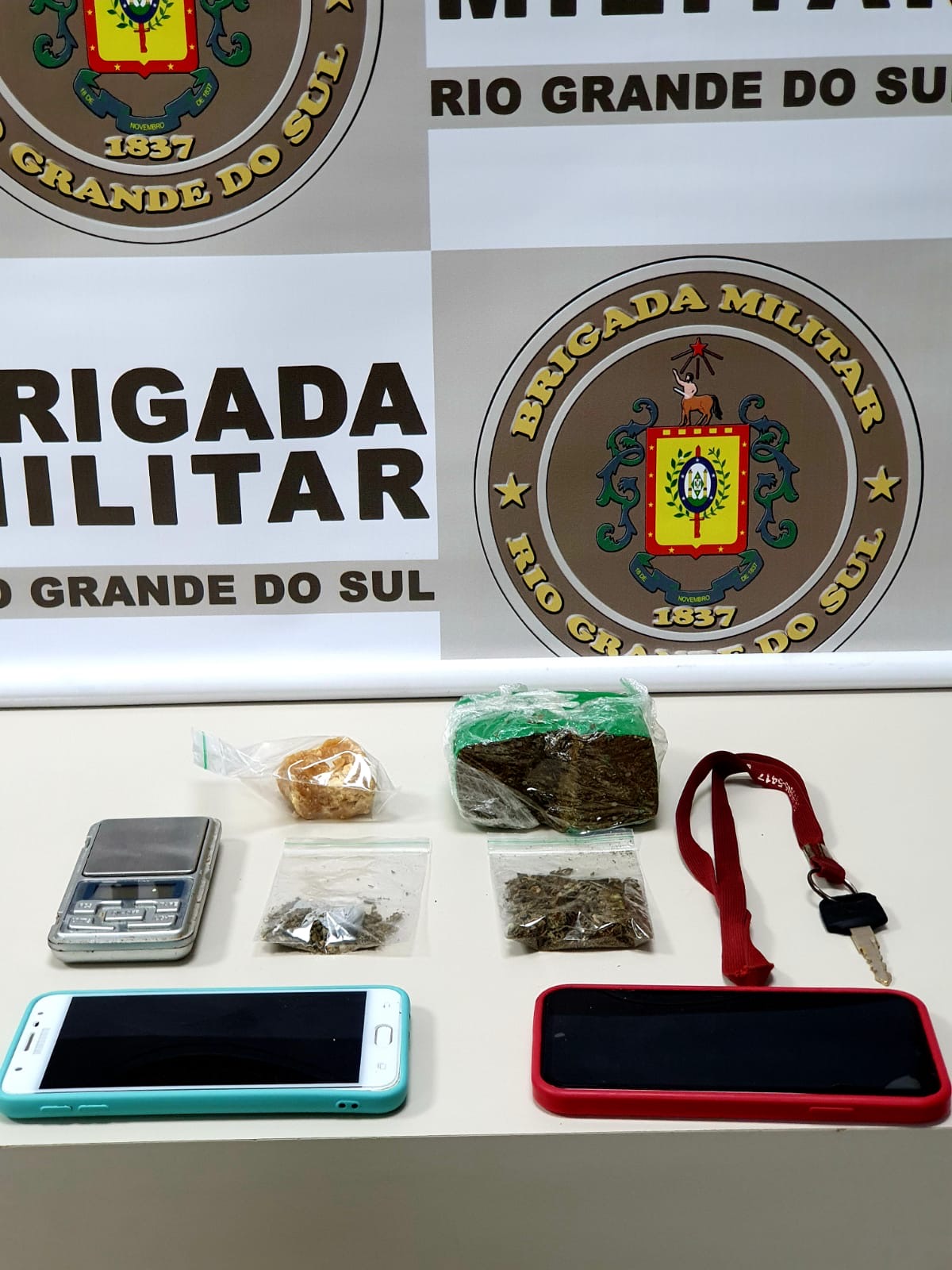 Brigada Militar através do 3ºRPMon prende homem por tráfico de drogas em Marau. O o homem, de 57 anos foi apresentado na delegacia