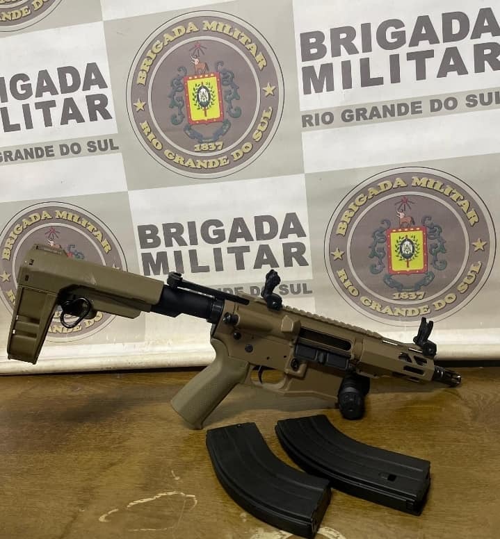 Brigada Militar realiza quatro prisões por porte ilegal de arma de fogo de uso restrito e Contrabando, na noite de sábado