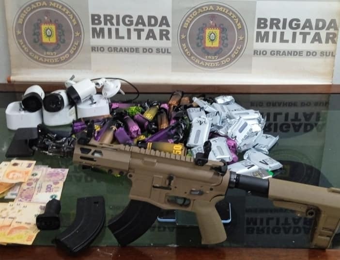 Brigada Militar realiza quatro prisões por porte ilegal de arma de fogo de uso restrito e Contrabando, na noite de sábado