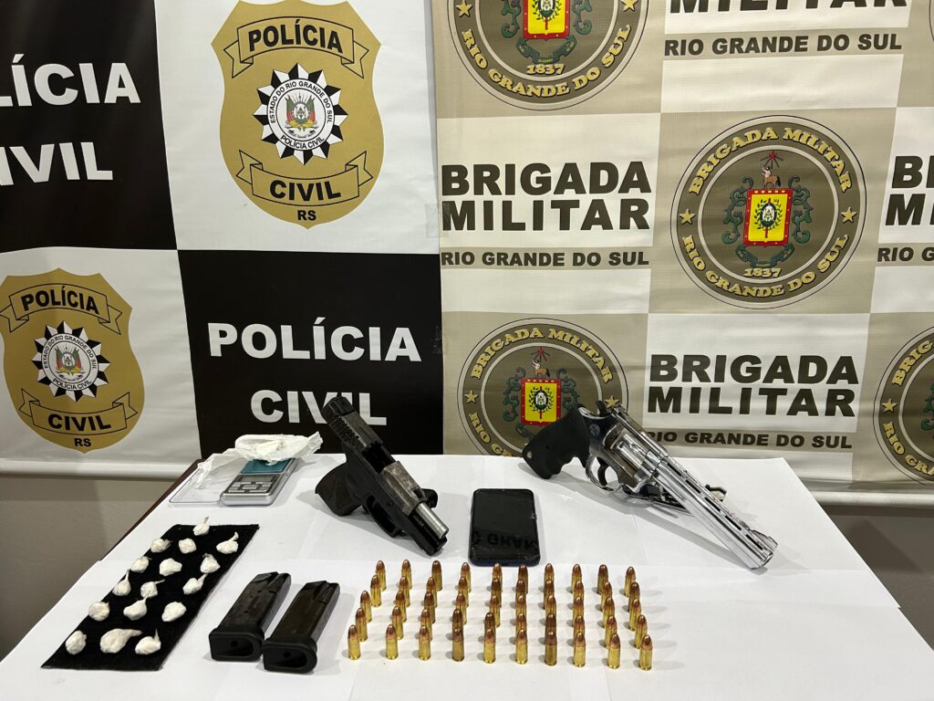 Ação conjunta entre Brigada Militar e Polícia Civil resulta na apreensão de armas e drogas em Serafina Corrêa-RS.