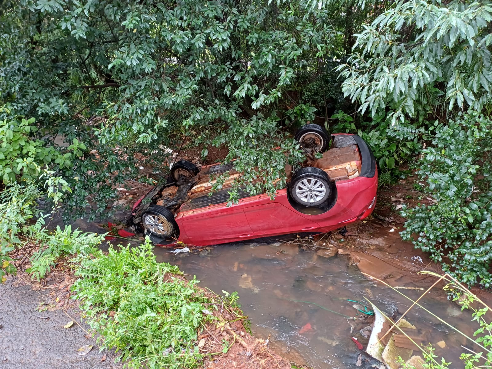 Carro cai em Sanga, em Carazinho, na madrugada desta segunda-feira (24). O acidente ocorreu no fim da Rua 20 de Setembro