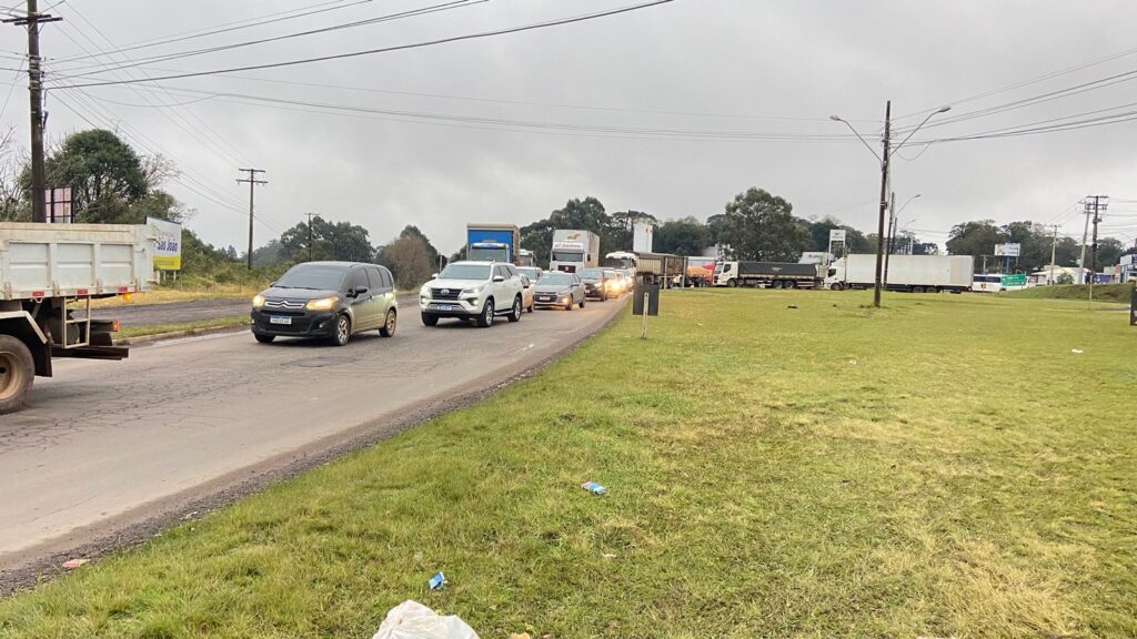 No final da tarde desta quarta-feira (10), um grande congestionamento foi registrado no Trevo do Ricci, após caminhão de lenha tombar