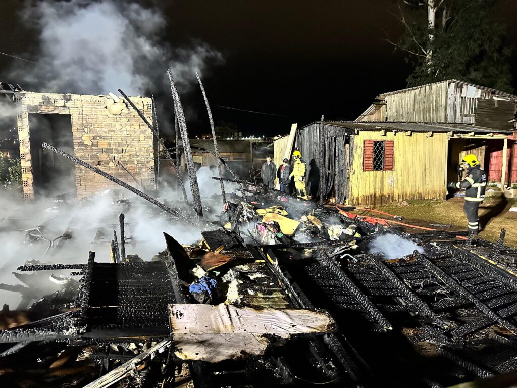 No inicio da noite desta segunda-feira (29), um incêndio atingiu uma residência de madeira, no bairro Leonardo Ilha, em Passo Fundo