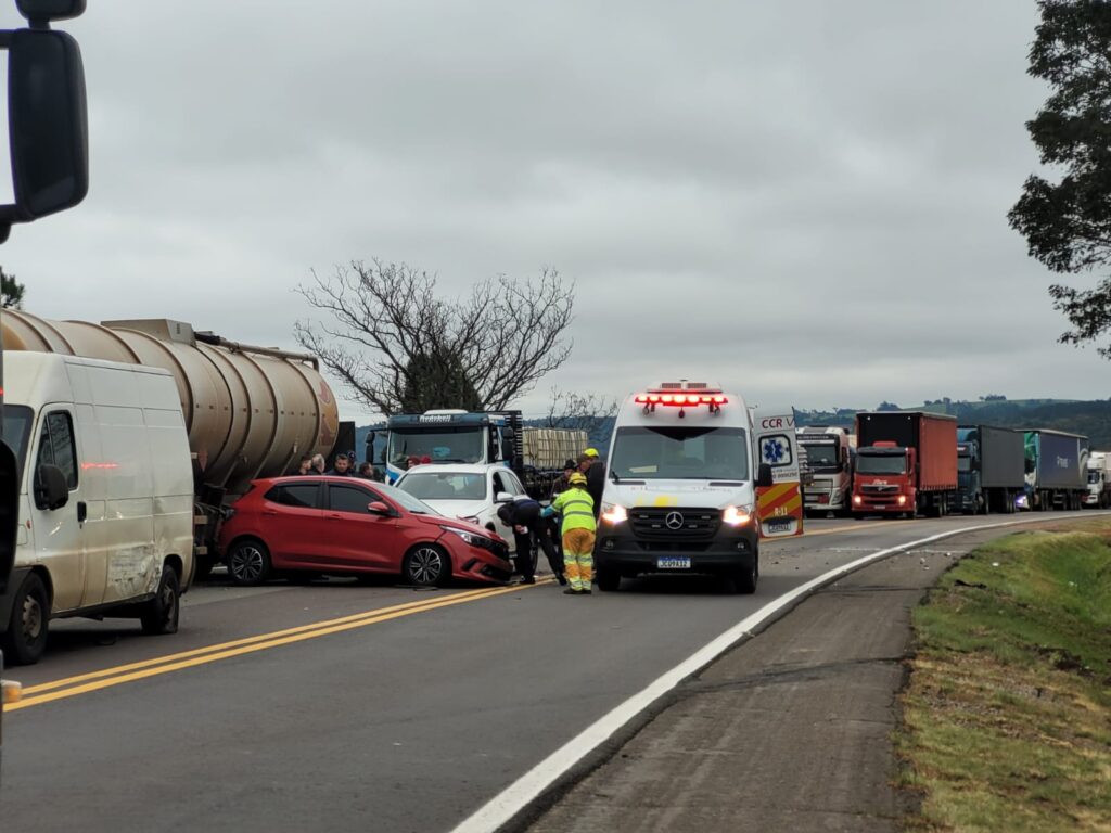 Três pessoas ficaram feridas em um acidente ocorrido por volta das 8h30 desta sexta-feira, 5 de julho, no km 234 da BR-386